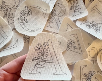 ALFABET borduurontwerpen met steken, gepersonaliseerde bloemen Letters steek en steek, verwassen botanisch borduurwerk DIY