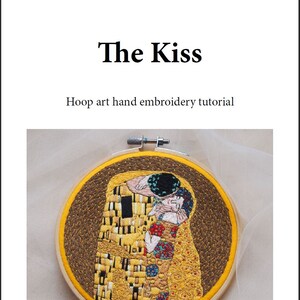Pu&ograve; includere: Arte di ricamo a cerchio che rappresenta il dipinto "Il Bacio" di Gustav Klimt. L'opera d'arte presenta due figure in un abbraccio dorato, con dettagli intricati in giallo, marrone e rosso.