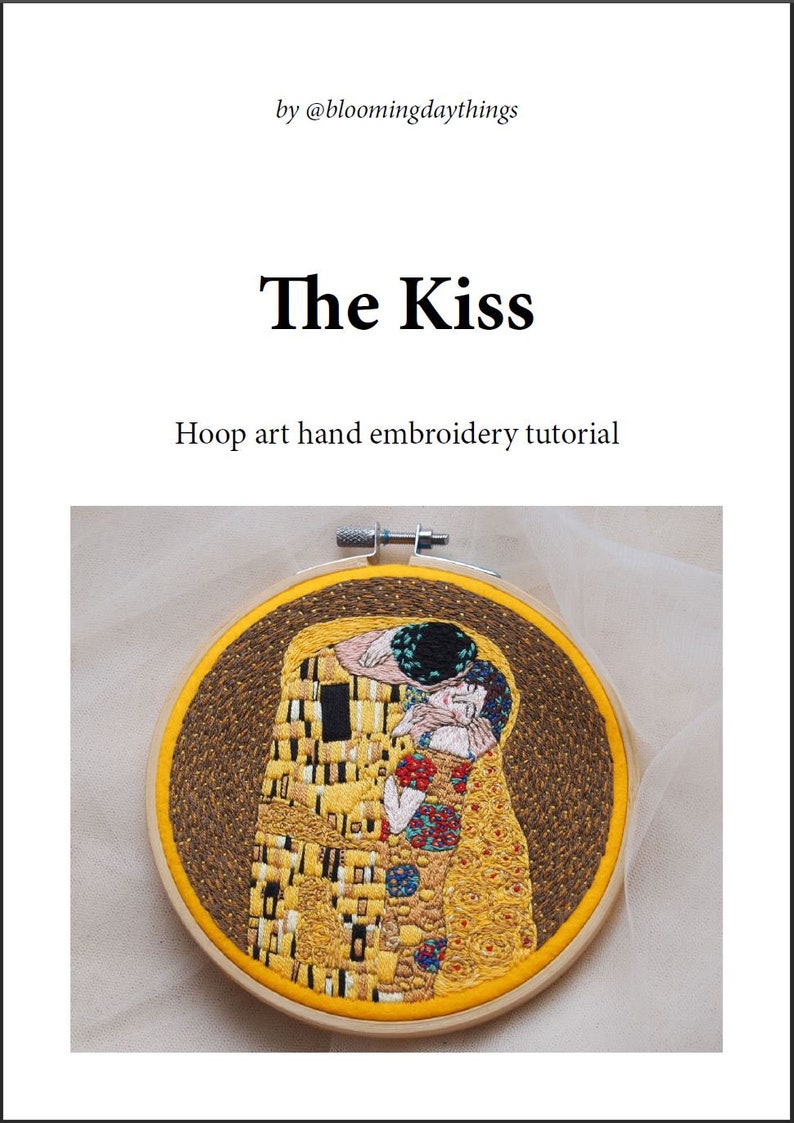 Pu&ograve; includere: Arte di ricamo a cerchio che rappresenta il dipinto "Il Bacio" di Gustav Klimt. L'opera d'arte presenta due figure in un abbraccio dorato, con dettagli intricati in giallo, marrone e rosso.