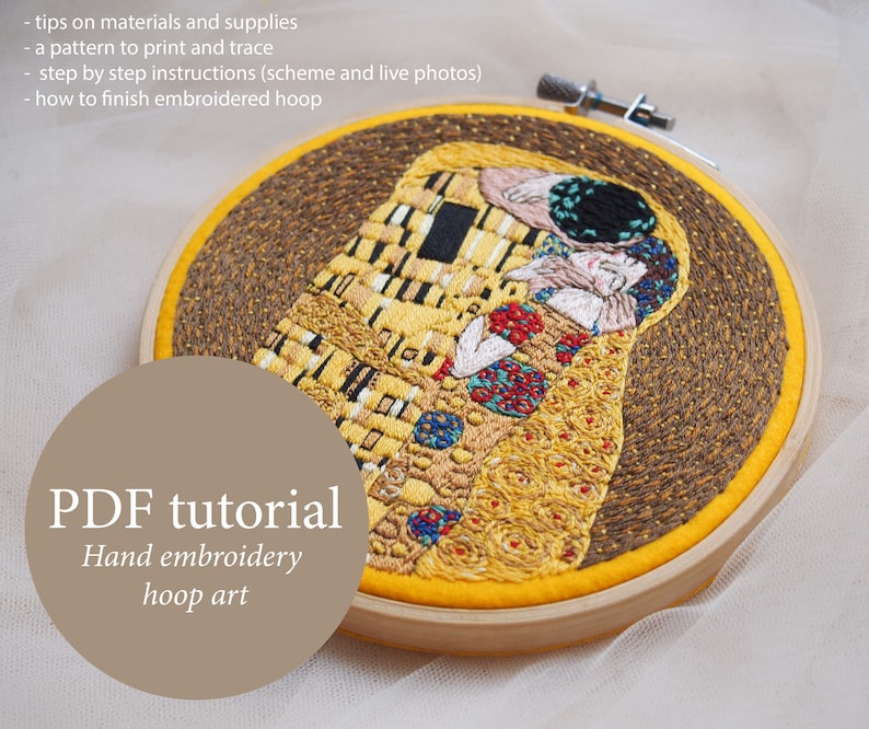 Pu&ograve; includere: Un tutorial PDF per l'arte del ricamo a mano su telaio, con un primo piano di un telaio per ricamo finito con una rappresentazione de Il Bacio di Gustav Klimt. Il tutorial include consigli sui materiali, uno schema da stampare e tracciare, istruzioni passo dopo passo e come finire il telaio ricamato.