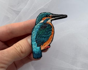 Kingfisher hand embroidered brooch, Textile turquoise bird brooch, Embroidery art jewelry, Bird watcher gift