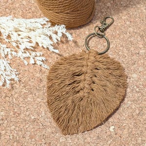 Macrame leaf keychain, leaf keychain with wooden beads, boho keychain bag jewelry, feather leaf keychain