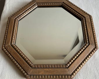 Espejo octogonal con marco de roble de la década de 1930, con detalles biselados y cuentas.