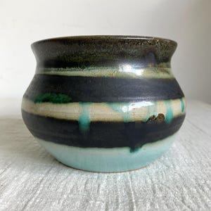 Maceta de cerámica de estudio azul y marrón, fabricada en Inglaterra.