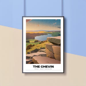 Puede incluir: Impresión artística enmarcada que representa The Chevin en Otley, West Yorkshire. La obra de arte muestra un paisaje con un lago, colinas y grandes formaciones rocosas en una ilustración estilizada y colorida.