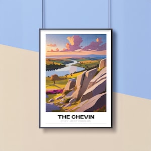 Puede incluir: Impresión artística enmarcada de un paisaje con un río que serpentea a través de campos verdes y colinas bajo un cielo colorido. La impresión incluye el texto "THE CHEVIN OTLEY - WEST YORKSHIRE" en la parte inferior.