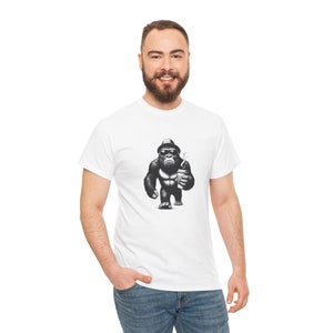 Cool Gorilla walking with Coffee Unisex Heavy Cotton Tee zdjęcie 7