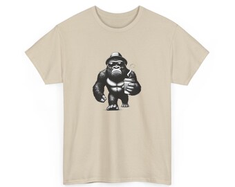 Cooler Gorilla beim Wandern mit Kaffee – Unisex-T-Shirt aus schwerer Baumwolle
