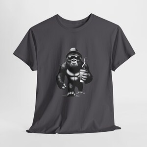 Cool Gorilla walking with Coffee Unisex Heavy Cotton Tee zdjęcie 2