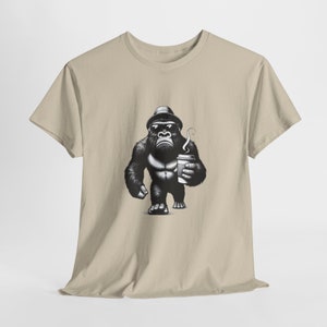 Cool Gorilla walking with Coffee Unisex Heavy Cotton Tee zdjęcie 3