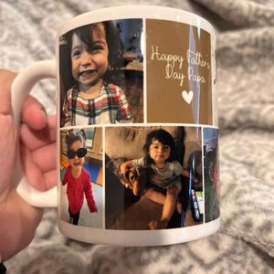 Puede incluir: Taza de cer&aacute;mica blanca con un collage de cuatro fotos de un ni&ntilde;o. La taza tiene el texto "Happy Father's Day Papa" con un coraz&oacute;n. Las fotos muestran al ni&ntilde;o en diferentes entornos.