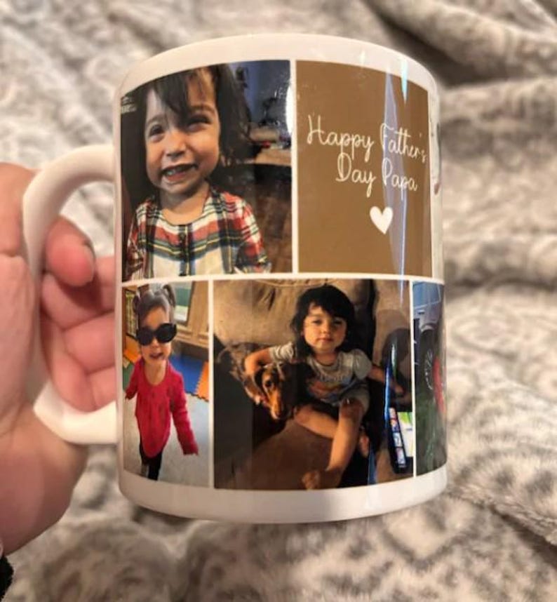 Puede incluir: Taza de cer&aacute;mica blanca con un collage de cuatro fotos de un ni&ntilde;o. La taza tiene el texto "Happy Father's Day Papa" con un coraz&oacute;n. Las fotos muestran al ni&ntilde;o en diferentes entornos.
