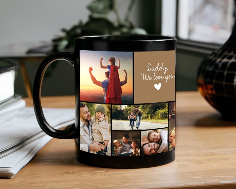 Puede incluir: Taza de cer&aacute;mica negra con un collage de fotos familiares. La taza incluye el texto "Daddy, We love you" y un s&iacute;mbolo de coraz&oacute;n. Las fotos muestran a un padre y su hijo en varias actividades.