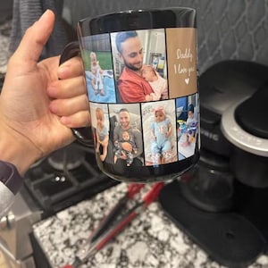 Puede incluir: Taza de cer&aacute;mica negra con un collage de fotos y el texto "Daddy I love you!". La taza tiene un asa negra. Las fotos muestran a un hombre con beb&eacute;s. La taza est&aacute; sujeta por una mano.