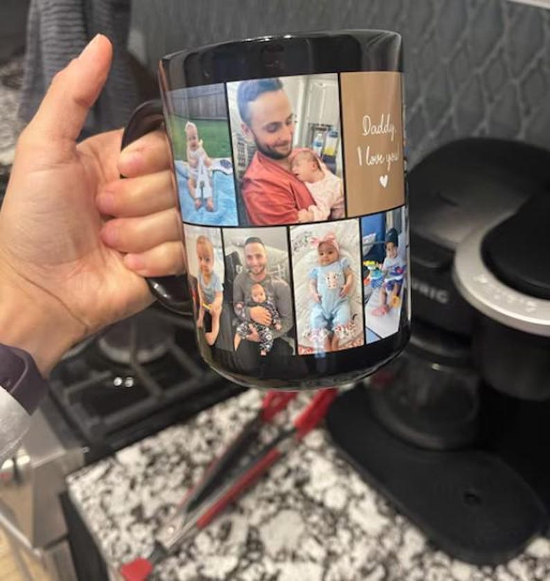 Puede incluir: Taza de cer&aacute;mica negra con un collage de fotos y el texto "Daddy I love you!". La taza tiene un asa negra. Las fotos muestran a un hombre con beb&eacute;s. La taza est&aacute; sujeta por una mano.