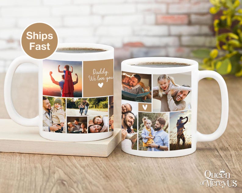 Puede incluir: Dos tazas de cer&aacute;mica blanca con collages de fotos. Una taza tiene el texto "Daddy We love you" y un coraz&oacute;n. Las tazas est&aacute;n llenas de caf&eacute; y se apoyan en una superficie de madera. Las tazas est&aacute;n decoradas con fotos familiares.