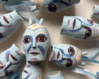 Ornement en porcelaine bleu tête d'extraterrestre