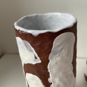 Vase enroulé en terre cuite avec décoration en engobe blanc image 8