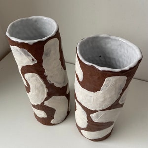 Vase enroulé en terre cuite avec décoration en engobe blanc image 3
