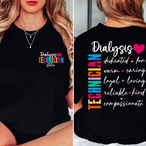 Peut inclure: T-shirt noir avec l'inscription "Dialysis Technician Julia" en texte coloré sur le devant. Le dos du t-shirt présente le mot "Dialysis" et une liste d'attributs positifs.