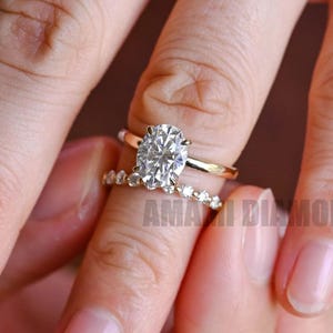 2 CT Oval Moissanite Engagement Ring Set Oval Wedding Ring Set 14K Rose Gold Shared Prong Matching Band Vintage Bridal Set Oval Ring Set