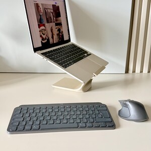 Supporto minimalista per MacBook: design pulito e stabilità affidabile.