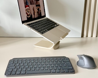 Supporto minimalista per MacBook: design pulito e stabilità affidabile.