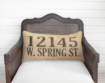 Almohada personalizada con dirección - Almohada de arpillera estilo lumbar - Números de dirección de la casa - Almohada con el número de la dirección del hogar - Almohada para el hogar