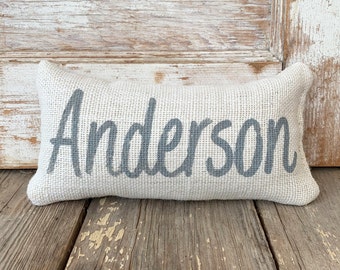 Apellido Burlap Fabric Doorstop - Parada de puerta de palabra personalizada - Parada de puerta personalizada