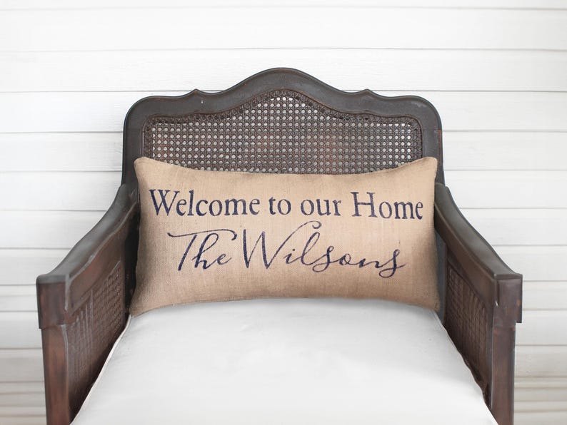 Welcome To Our Home - Personalized Family Name Pillow Burlap Feed Sack - Welcome Pillow - Custom Family Name Decor Bild 1