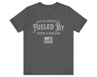 Maglietta Digital Marketer: Alimentato da caffè e sarcasmo - Umorismo sul lavoro
