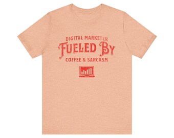 Maglietta Digital Marketer: alimentata da caffè e sarcasmo - Maglietta da lavoro divertente