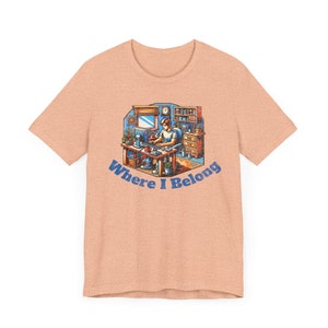 Hogar - Dónde pertenezco - Camisa de trabajo divertida, regalo de gerente, camisetas sarcásticas, ropa de oficina en casa, camisa de compañero de trabajo, camisetas de humor de trabajo