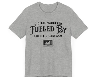 Maglietta "Marketer digitale alimentato da caffè e sarcasmo"