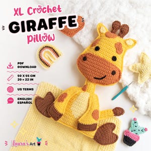 Könnte beinhalten: Ein gelb-braunes Häkel-Giraffenkissen mit langem Hals und dunkelbraunen Hufen. Der Text lautet XL CROCHET GIRAFFE PILLOW, PDF DOWNLOAD, 50 X 55 CM, 20 X 22 IN, US TERMS, ENGLISH ESPAÑOL und Laura's Art. Enthält einen kleinen gehäkelten Regenbogen, einen Stern und einen Kaktus.