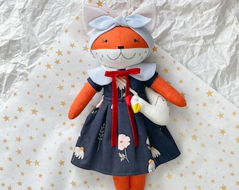 Muñeca de lino hecha a mano con forma de zorrita, peluche con nombre bordado y vestido floral.