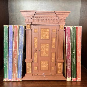 Armario de invierno de Narnia hecho a mano - Diorama LED en miniatura - Estantería de las Crónicas de Narnia