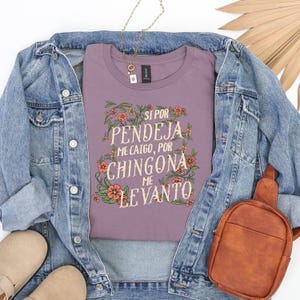 T-shirt Si Por Pendeja Me Caigo, Por Chingona Me Levanto – Maglietta per l'empowerment latina / Maglietta con umorismo messicano