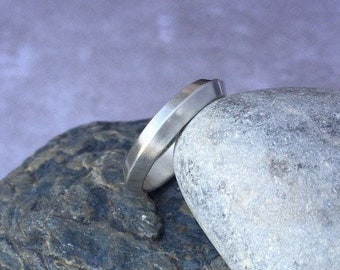 Knife Edge Ring in Sterling Silver - Triangle Profile - Handmade Upon Order in Your Size - Nickel Free