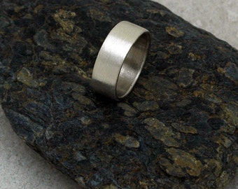 Bague mate brossée moyenne - un groupe pour homme ou femme - fabriquée sur commande en argent durable