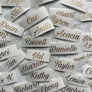 PEGATINAS DE VINILO PERSONALIZADAS - 1-3 PULGADAS - Etiquetas con nombre Paquete múltiple Lista de invitados Tarjetas de lugar Despedida de soltera Novia Cumpleaños Calcomanía Recuerdos de boda Permanente