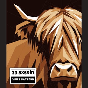 Könnte beinhalten: Geometrische Illustration einer Hochlandkuh in Braun- und Beigetönen. Das Quiltmuster misst 85 x 127 cm. Das Gesicht der Kuh ist der Mittelpunkt, mit detaillierten polygonalen Formen.