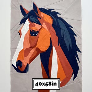 Puede incluir: Un bloque de edredón de tela geométrica que presenta una cabeza de caballo en tonos marrón, azul oscuro y blanco sobre un fondo gris claro. El diseño se compone de piezas de tela angulares. Una etiqueta blanca muestra el texto 40x58in.