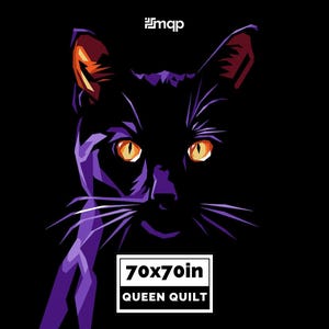 Könnte beinhalten: Eine schwarze Queen-Size-Quiltdecke mit einem stilisierten Katzengesicht. Die Augen der Katze sind gelb und die Ohren orange. Die Quiltdecke misst 178x178 cm.
