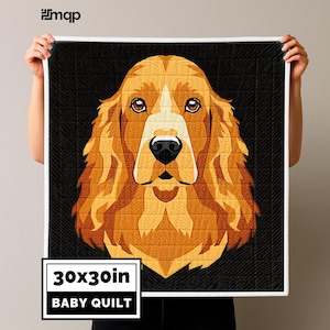 Può includere: Una coperta per bambini con l'illustrazione di un Cocker Spaniel. Il muso del cane è raffigurato in tonalità marroni e beige su sfondo nero. La coperta, con bordo bianco, misura 76 x 76 cm. Il testo recita 'Baby Quilt'.