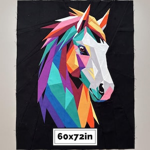 Peut inclure: Un bloc de courtepointe rectangulaire en tissu présentant un motif géométrique de tête de cheval composé de segments triangulaires multicolores dans des tons de rouge, orange, jaune, vert, bleu et violet sur fond noir, avec le texte 60x72in.