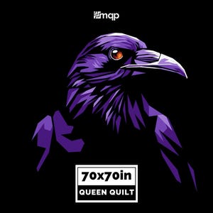Può includere: Illustrazione di un corvo viola su sfondo nero. L'uccello ha un occhio arancione e un becco bianco. Il testo "70x70in QUEEN QUILT" è in una scatola bianca. La trapunta misura 178 x 178 cm.