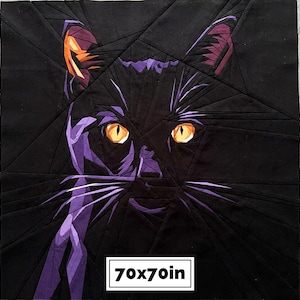 Könnte beinhalten: Ein Stoff-Quiltblock mit einem geometrischen, papiergepiecten schwarzen Katzendesign mit leuchtend gelben Augen und violetten Akzenten. Die Katze besteht aus eckigen Stoffsegmenten in Schwarz, Violett und Orange. Ein weißes Etikett zeigt 70x70in.