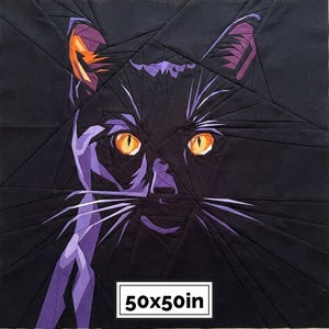 Peut inclure: Un bloc de courtepointe carré en tissu représentant un chat noir géométrique en papier assemblé avec des yeux orange vif, des reflets violets et des oreilles pointues. Le motif est composé de segments de tissu angulaires. Une étiquette blanche indique 50x50in.