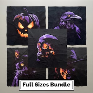 Op de afbeelding: Een set van vijf vierkante quiltblokken van stof met donkere, grafische illustraties van een pompoen, een raaf, een schedel, een zwarte kat en een heks. De tekst luidt: Full Sizes Bundle.